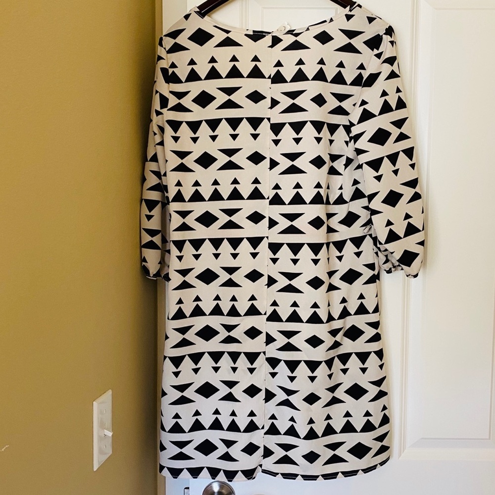 Geometric black and white dress with pink belt - Picture 2 of 4